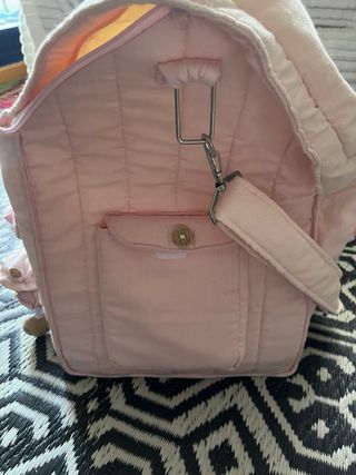 Imita a una Casa de juguete rosa  Es una bolsa