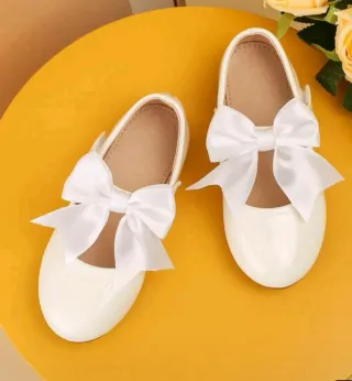 Zapatos de comunión blancos con lazo