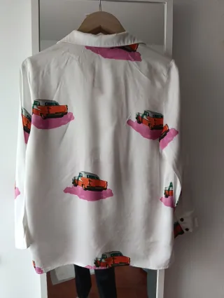 Camisa blanca estampada coches vintage