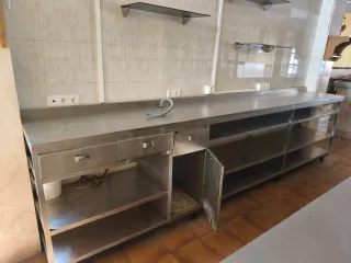 Campana extractora y mesa encimera