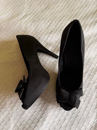 Tacones negros con lazo