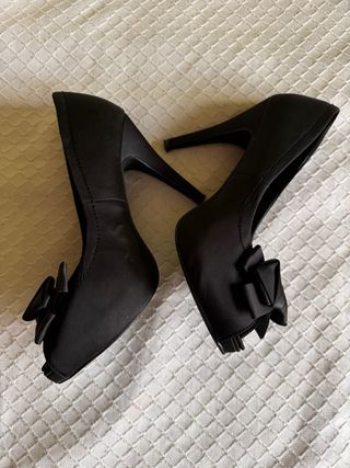 Tacones negros con lazo