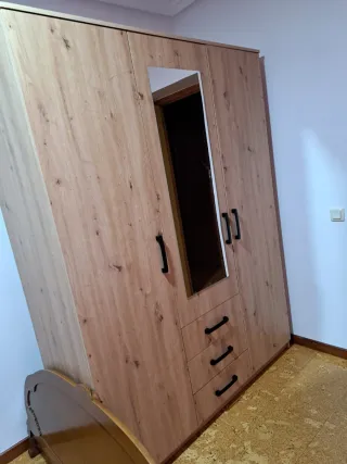 Armario de madera con espejo