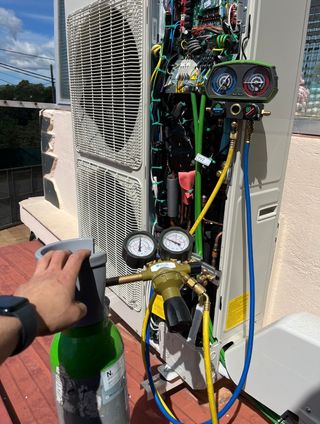 Recarga gas A/A y reparaciones