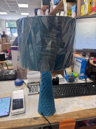 Lámpara de mesa azul y dorada