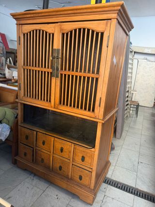 Mueble de madera con puertas y cajones