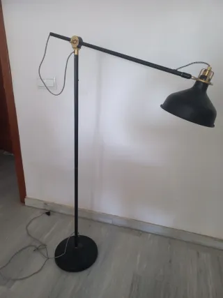 Lámpara de pie IKEA Ranarp Negra y Dorada