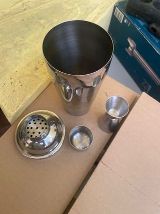 Coctelera de metal plateada