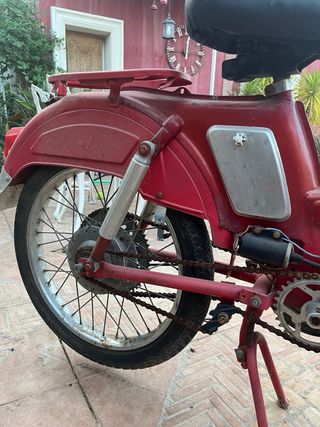 Mobilette Roja y Plateada
