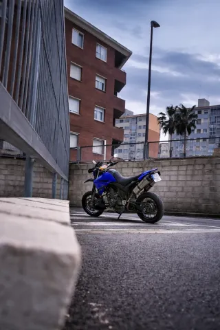 Yamaha XT660X Supermotard Azul y Negra