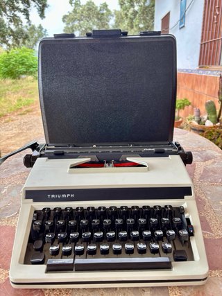 Máquina de escribir Triumph Gabriela 12