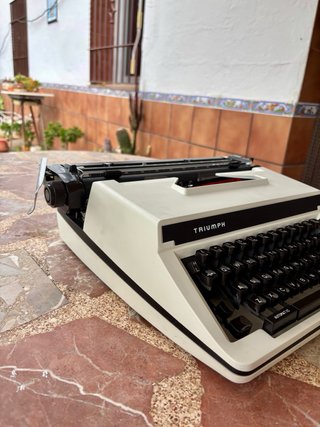 Máquina de escribir Triumph Gabriela 12
