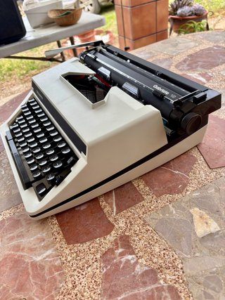 Máquina de escribir Triumph Gabriela 12