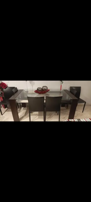 Mesa de salón madera oscura y cristal