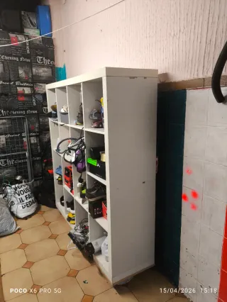 Mueble organizador blanco  tiene ruedas para mover