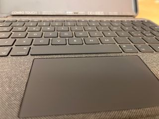 Funda con teclado Logitech Combo Touch para iPad
