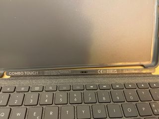Funda con teclado Logitech Combo Touch para iPad