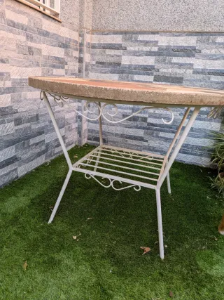 Tavolo rotondo in pietra e metallo per giardino