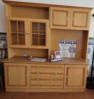 Mueble de madera y cristal