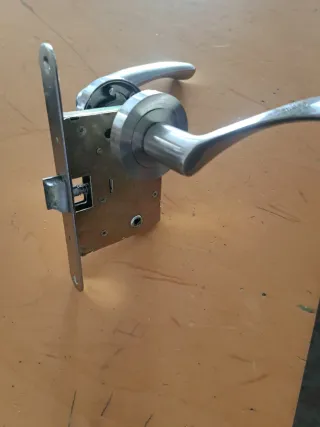 Cerradura de puerta con manillas