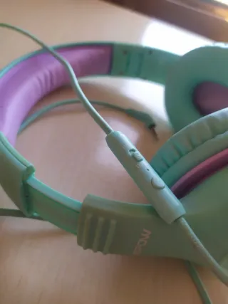 Auriculares MPOW verdes y rosas