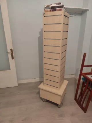 Columna expositora giratoria con ruedas