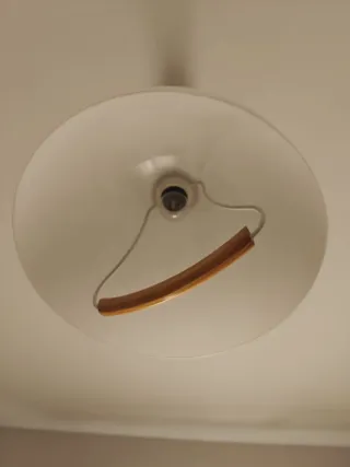 Lámpara de techo blanca y madera