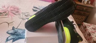 Zapatillas deportivas negras y multicolor