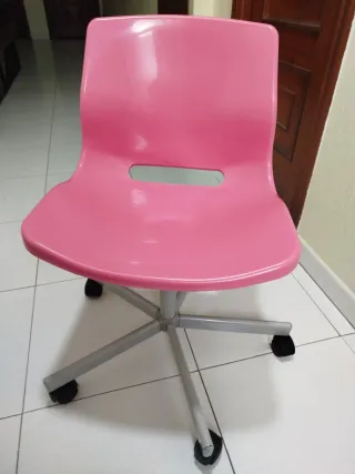 Silla de escritorio rosa fucsia para recoger.