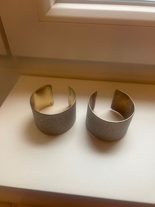 Brazaletes plateados brillantes