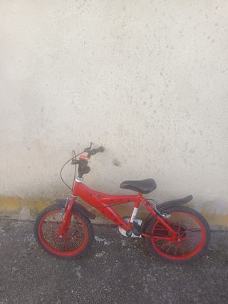 Bicicleta infantil roja