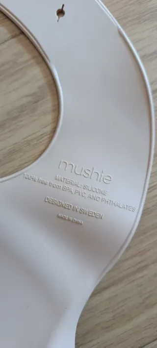 Babero Silicona Mushie Cohetes