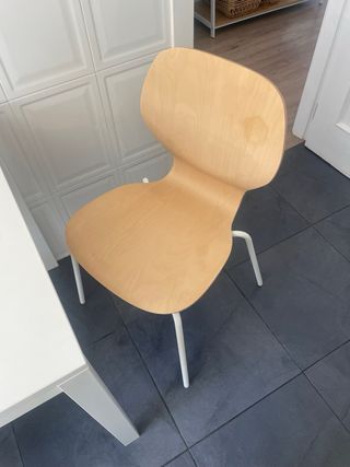 Mesa blanca con 2 sillas de madera IKEA