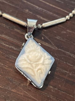 Collana con pendente romboidale