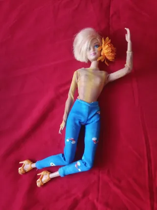 Muñeca Barbie con flor y tacones