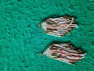 Pendientes largos de abalorios
