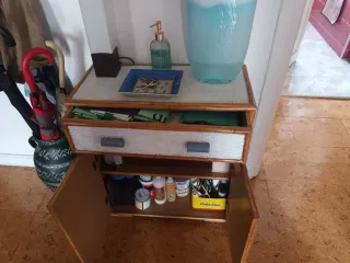 Mueble de caña con cajones y puertas