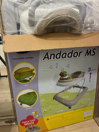 Andador infantil con centro de actividades
