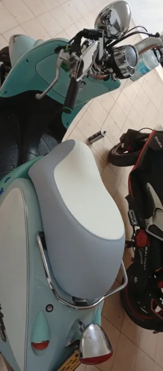 Moto Scooter Habana Cuatón Azul y Blanco
