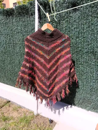 Poncho de lana marrón multicolor. Hecho a mano.