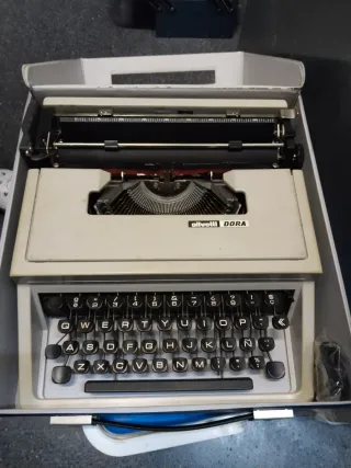 Máquina de escribir Olivetti DORA