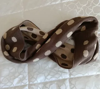 Cuello de lana con lunares medidas 62x29