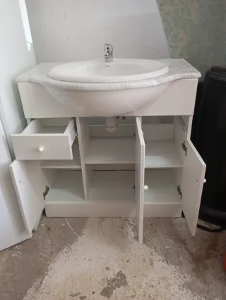 Mueble de baño con lavabo y encimera de mármol