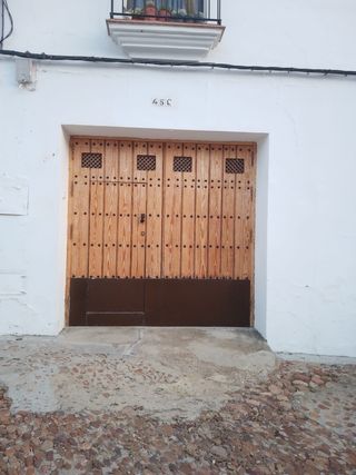 Puerta doble de entrada de madera