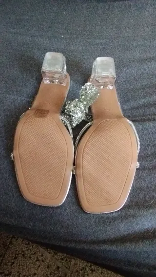 Sandalias fiesta plateadas con pedrería