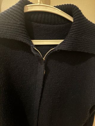 Jersey azul con cremallera y cuello alto