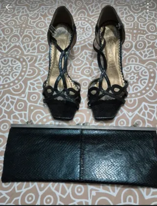 Sandalias y bolso de fiesta negros