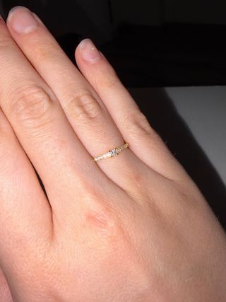 Anillo bañado en oro con circonitas