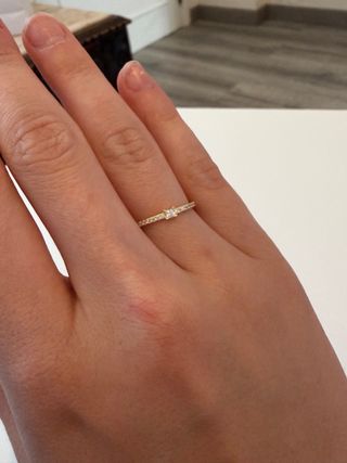 Anillo bañado en oro con circonitas