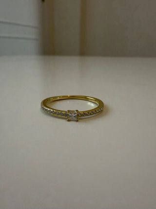 Anillo bañado en oro con circonitas